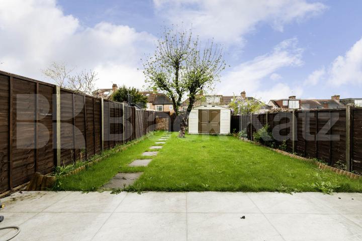 Stunning 5-Bedroom Family Home to Let in Southgate Osidge Lane, Southgate 